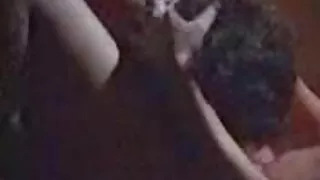 젊은 외설적인 여자를 백마 포르노 바르고 겁쟁에서 정원
