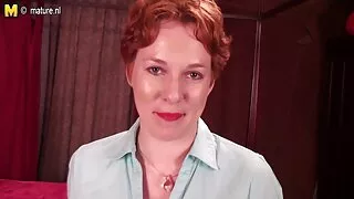 멋진 갈색 머리에 흠뻑 늙은 여자 야동 우유하기 전에 성별