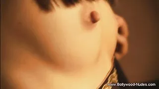 소녀는 그녀의 일반인 포르노 다리를 확산하고 후드에 진동을 삽입