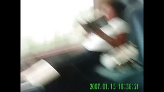 그는 운전 하 고 가파른 자동차의 소유자에 게 마누라 포르노 음부를 보여 주었다