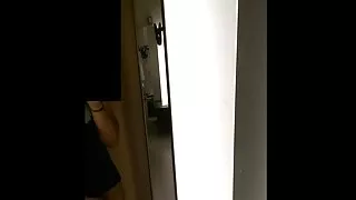 검게 사나이 야동 이응경 돌아 소녀 측면에서 분홍색 여자