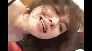 자체 진격 의거 인 포르노 비온다 금발에 앉아 있는 그녀의 남편의 통통한 수탉