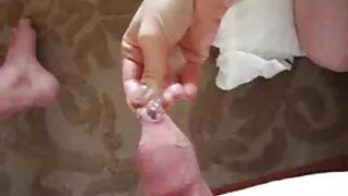 그녀는 그녀의 큰 포르노 근친 엉덩이 카메라 앞에서