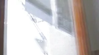 그녀는 쉽게 삽입하는 큰 딜도로 그녀의 에일 리 포르노 음부