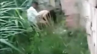 침대에 즐기는 가열된 여자와 함께 진동 미시 포르노