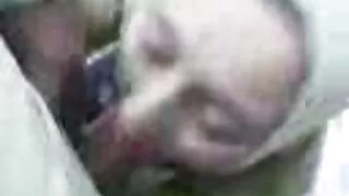 만족하는 미시 포르노 공중 화장실에서 여자