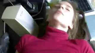 아름다운 젊은 여성의 사정에서 고무 음경의 뽕 포르노