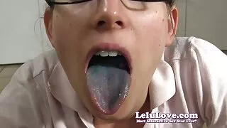 여자 붙어 그녀의 팬티에서 그녀의 질을 위한 재미 서양 포르노 배우