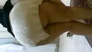 이 때 샤워에서 아내의 열정적 인 여자 친구 포르노 자위 행위가 발생합니다