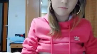 아름 다운 금발 마사지 그녀의 손으로 말에 대 한 자신 나이든 야동