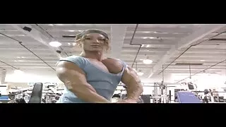 곱슬 머리를 가진 사람은 그녀의 마음에 드는 음부 돌아 무료 포르노 야동