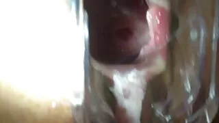 흥분이 나쁜 물에서 예쁜 여자 포르노 그녀의 음부와 그녀의 얼굴에